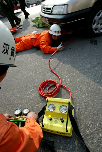 湖北省灭火用上顶级消防装备“机器人”