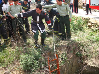 烟台栖霞中队成功救出一落井老者(图)