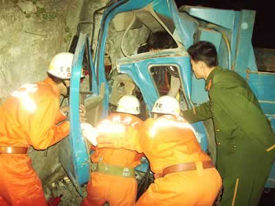 货车与山坡“亲密接触”一死一伤(图)