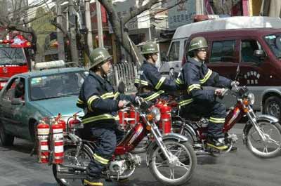 图：京城餐厅失火 消防单车救援