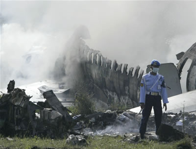 印尼客机着陆时撞地起火21人遇难(图)