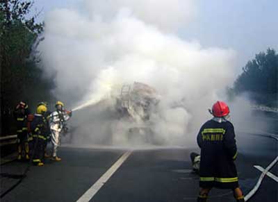 京沪高速20吨乙醇槽车追尾爆炸（图）