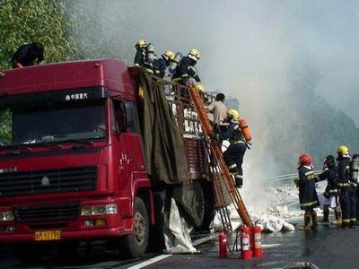 致命烟火中救援消防员抢卸28吨化学品