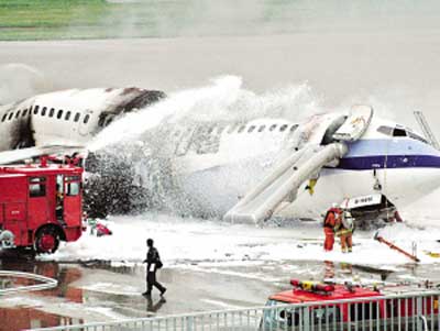 台湾华航客机日本爆炸 165人侥幸逃生