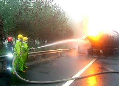 京沪高速20吨乙醇槽车追尾爆炸（图）