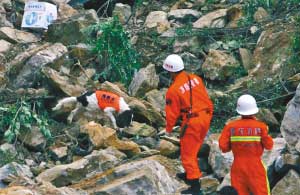 重庆采石场山体垮塌 6人被埋2人死亡