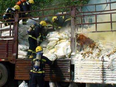 致命烟火中救援消防员抢卸28吨化学品
