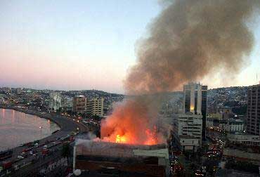 智利一老式建筑发生火灾幸无人员伤亡