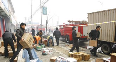 大明宫一批发市场起火 900平店铺被烧