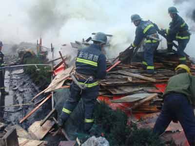 建筑工地起大火敲响防火“警钟”(图)