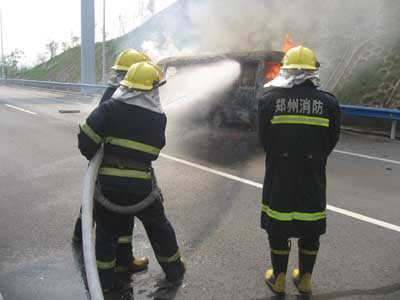 旅游大巴突起火消防员成功扑救[组图]