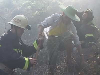 13名群众火困山顶凭祥消防急救援(图)