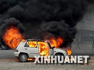 浙江温州市一辆小车闹市起火爆炸(组图)