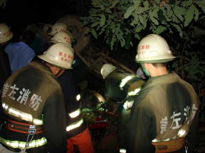 违章农用车翻深沟 消防液压器扩张救人