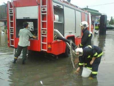 上海青浦区为强降雨受灾企业排水解围