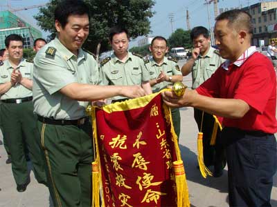 亲情，在抗震救灾的队伍中延伸[组图]