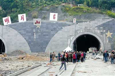 四川高速隧道爆炸3死20余伤现场目击