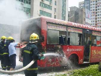 公交车“自燃”上饶消防及时扑灭(图)