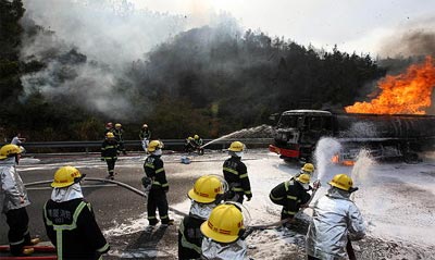 [组图]东莞高速路一油罐车自燃引发山火