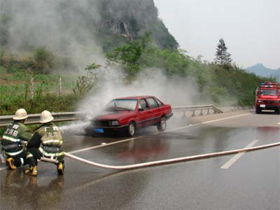 小车高速路着火 广西凭祥消防成功排险