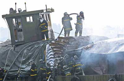 货轮爆炸起火 船长逃生女轮机长失踪