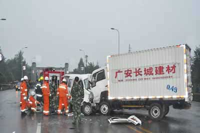 图文：四川广安发生一交通事故2死2伤