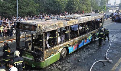 成都公交车燃烧伤亡人数已逾70人[图]