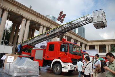 组图：馆外红色风景线 消防车竞相登场