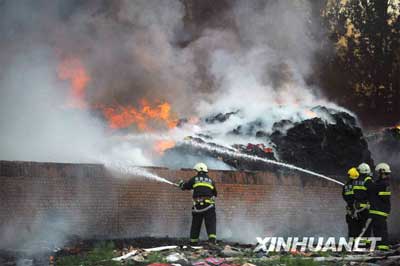 组图：北京昌平区大火消防救援现场