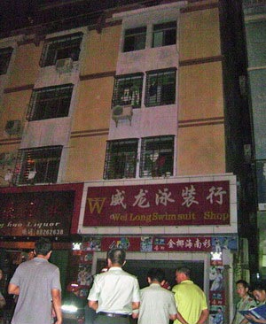 三亚一泳装店空调线短路引发大火[图]