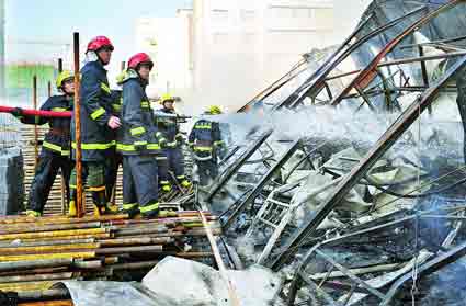 组图：济南一工地起火 消防确认一人死亡