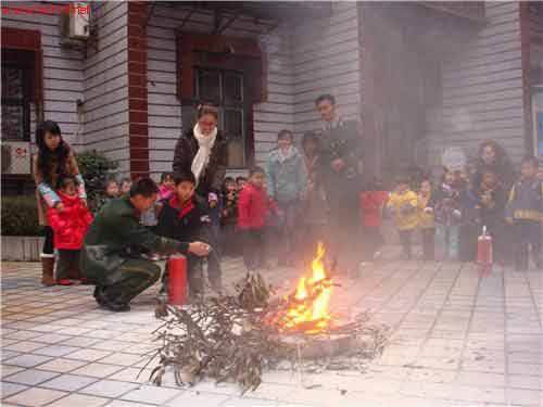 衡阳特勤200名幼儿园小朋友牵手消防/图