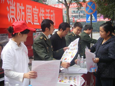 祸不单行 大雪压裂房顶又遭火烧（图）