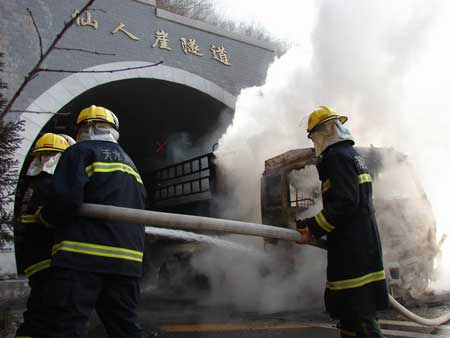 组图：货车高速路起火 天水消防火速排险