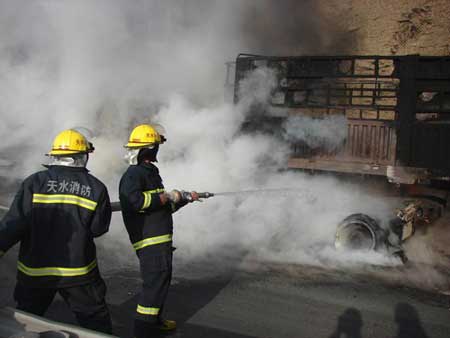 组图：货车高速路起火 天水消防火速排险