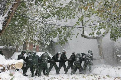 组图：暴雪来袭 各地消防紧急出动救援