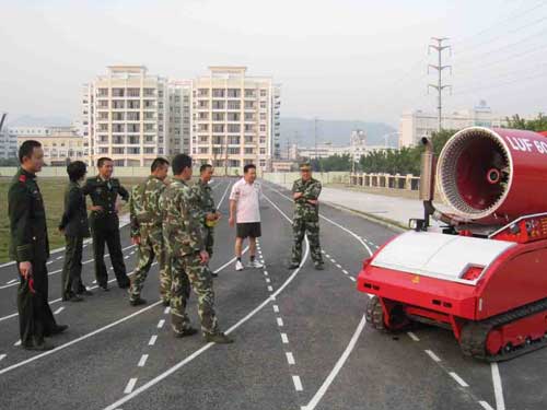 陆虎60雪炮车驻广东 地铁灭火显神通/图