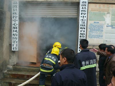 贵州荔波防疫站火灾 15消防员火速救援