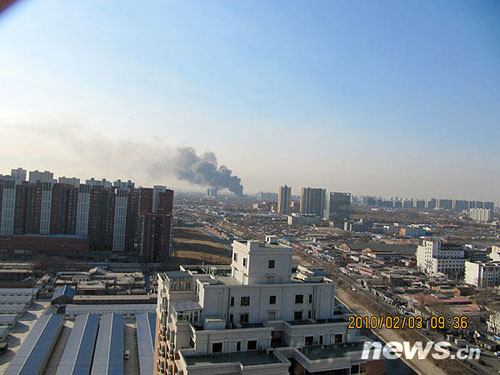 组图：京丰台区大火 滚滚浓烟冲上百米高空