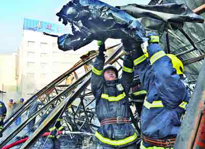 组图：济南一工地起火 消防确认一人死亡