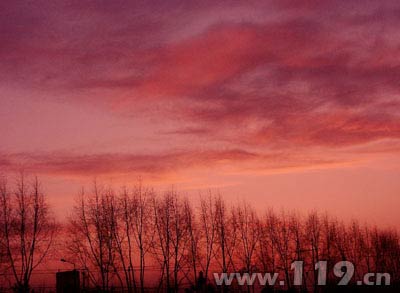 摄影组图：绚丽晚霞 最美夕阳袅袅炊烟