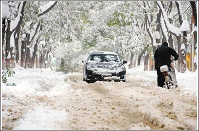 组图：暴雪来袭 各地消防紧急出动救援