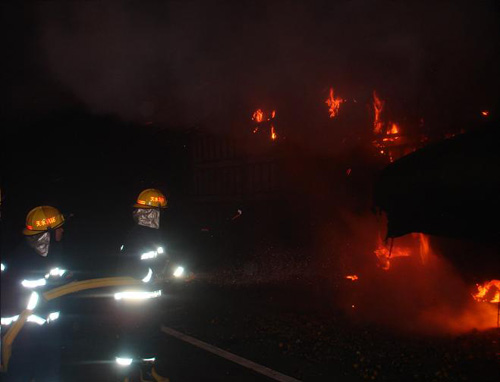 组图：高速路隧道大货车深夜起火 幸未爆炸