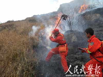 组图：春城消防75度绝壁攀岩灭火迎新年