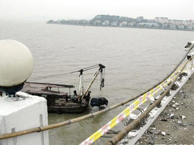 别克撞破围栏冲入太湖 1死2失踪（图）