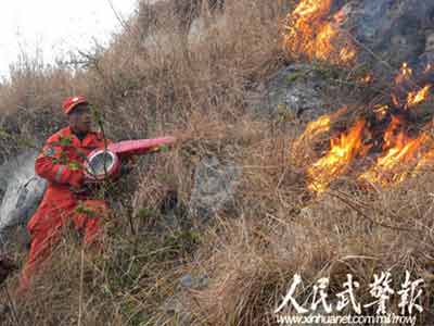 组图：春城消防75度绝壁攀岩灭火迎新年