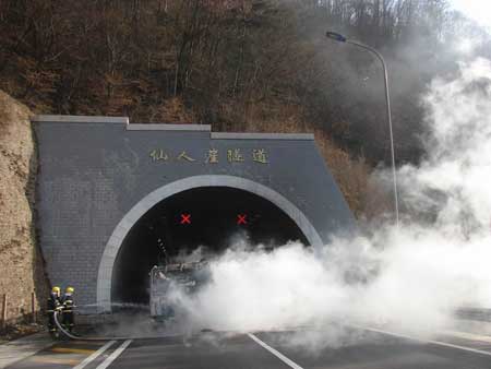 组图：货车高速路起火 天水消防火速排险