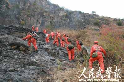 组图：春城消防75度绝壁攀岩灭火迎新年