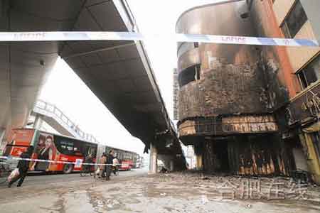 合肥一拆迁酒店突起大火 大火殃及过街天桥