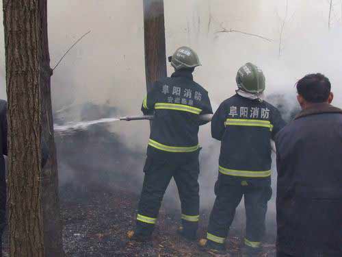 阜阳临泉堆垛火烧连营  消火栓立功/图